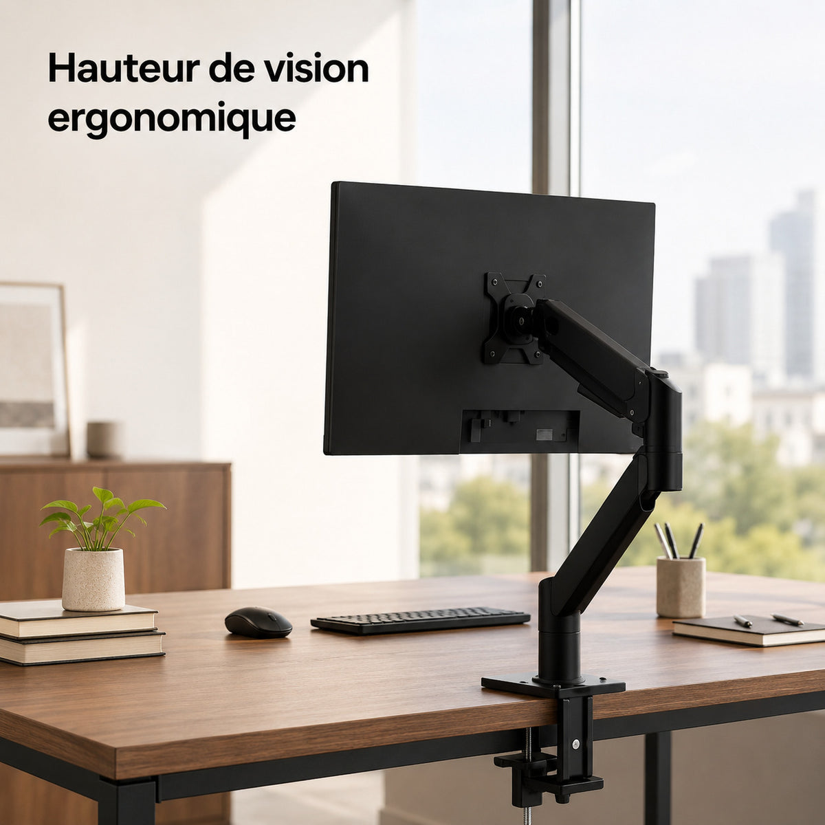 Bras moniteur ERGOΛ Axis réglé à hauteur ergonomique, bureau home office lumineux vue de face