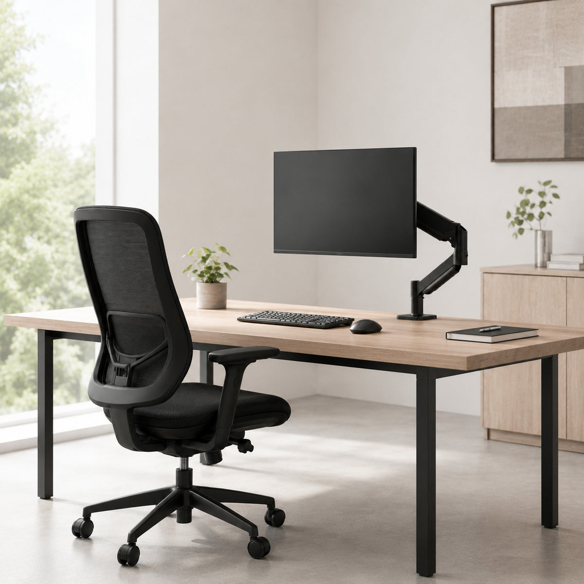 Setup home office complet : siège ergonomique et bras moniteur ERGOΛ Axis sur bureau bois