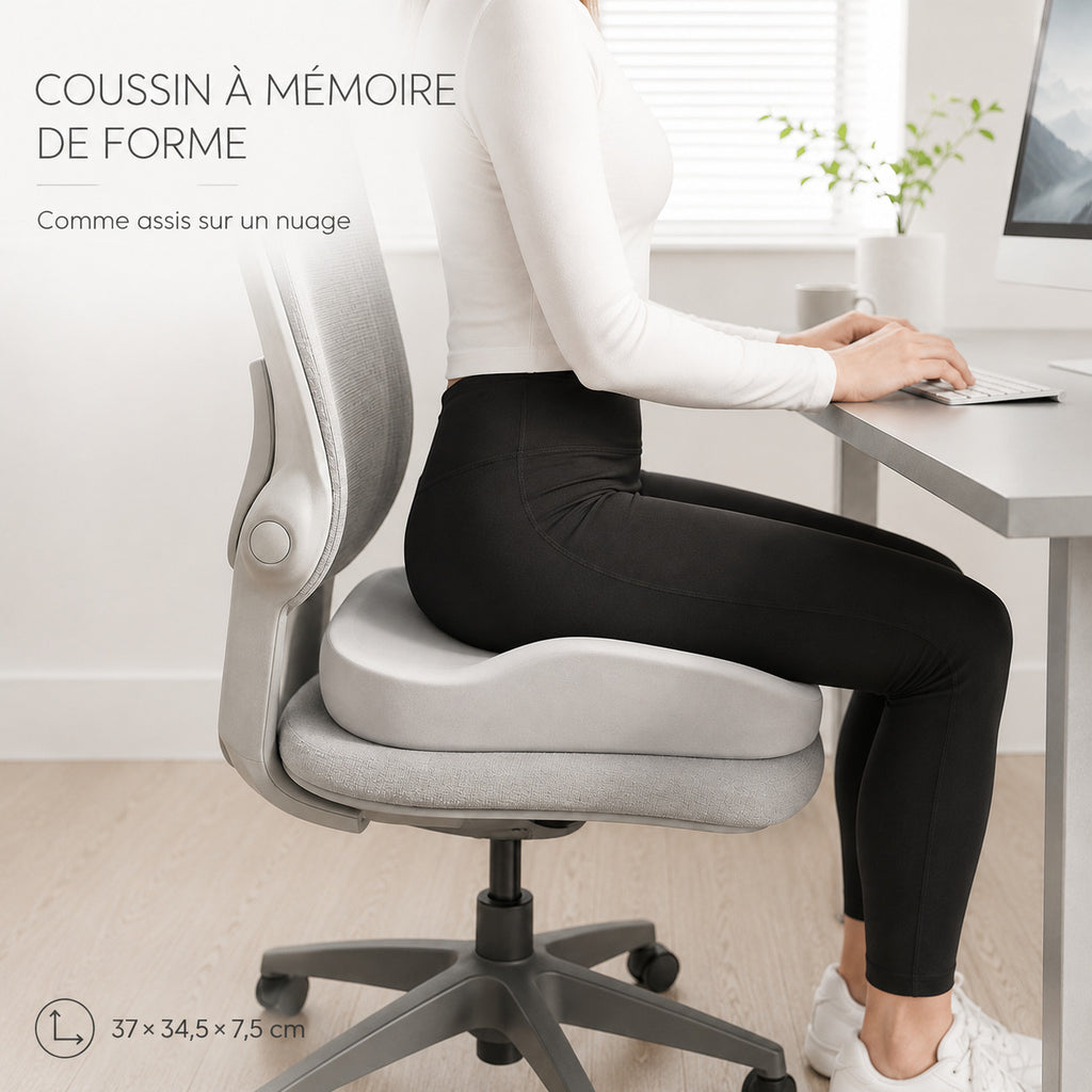 Femme assise sur coussin ERGOΛ Cloud Memory à son bureau, vue profil, dimensions 37×34,5×7,5 cm
