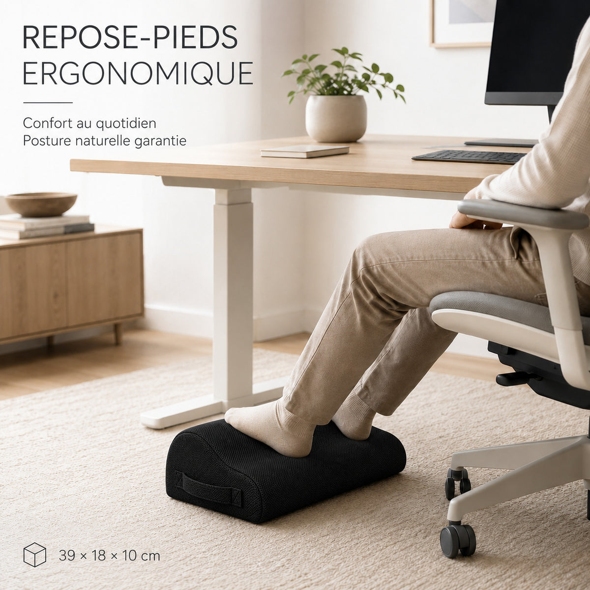 Personne utilisant le repose-pieds ERGOΛ Rest Cloud sous un bureau, lifestyle home office
