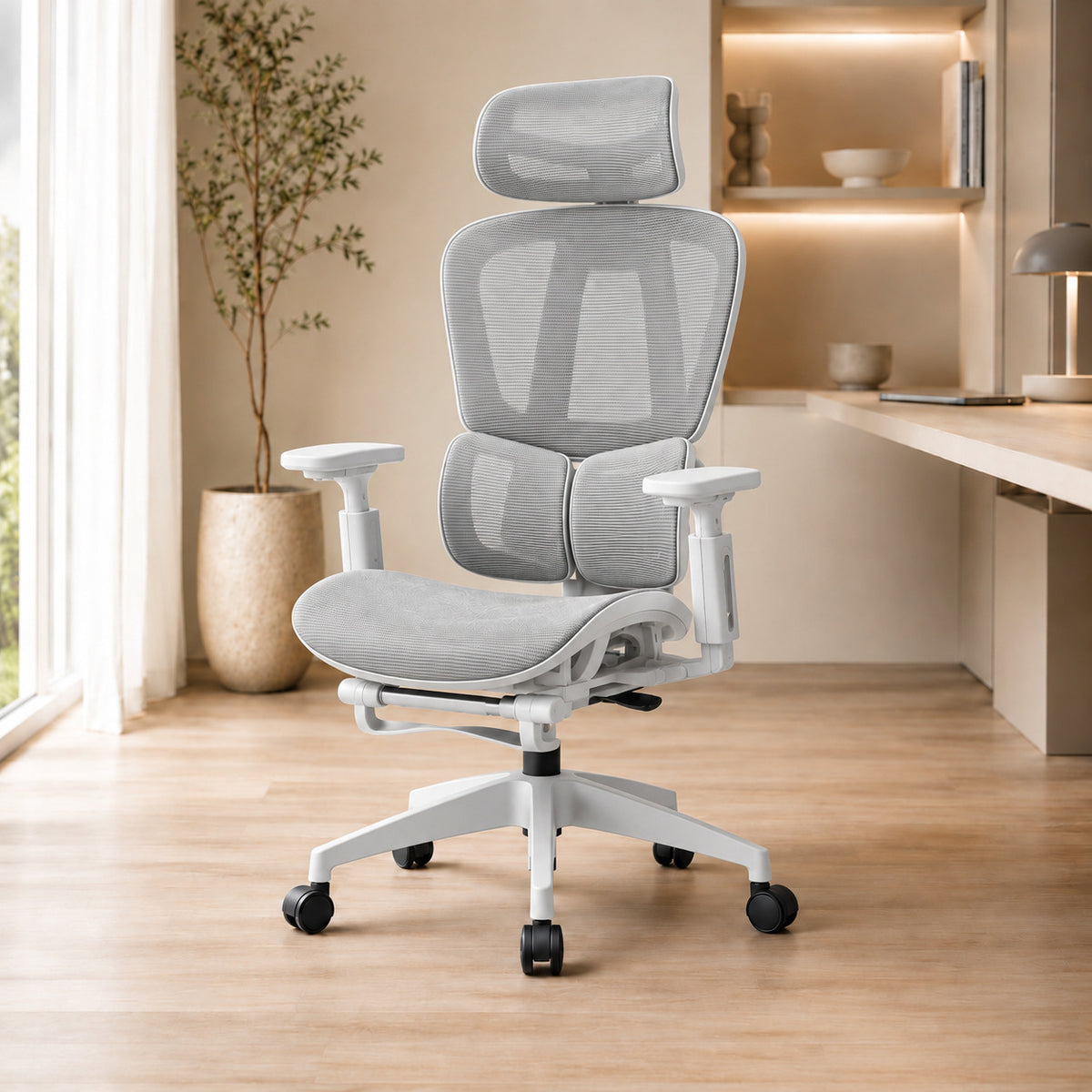 Siège ergonomique ERGOΛ Core blanc, vue de face en situation, salon lumineux avec bureau bois et plante verte
