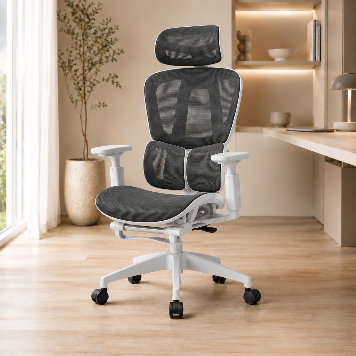 Siège ergonomique ERGOΛ Core noir et blanc, vue de face en situation, salon lumineux avec bureau bois et plante verte